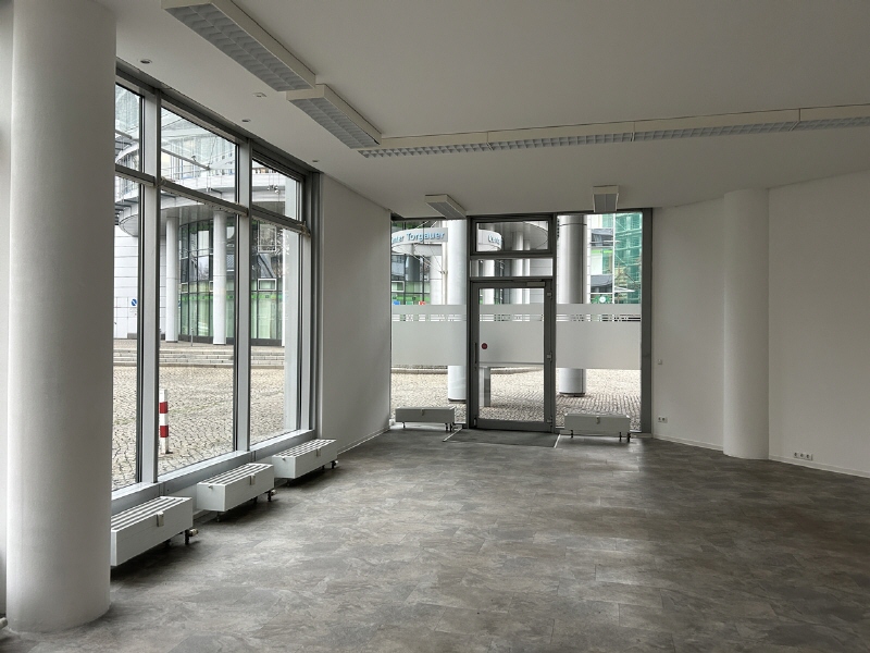 EG - Haus 1 Schaufenster & Eingang