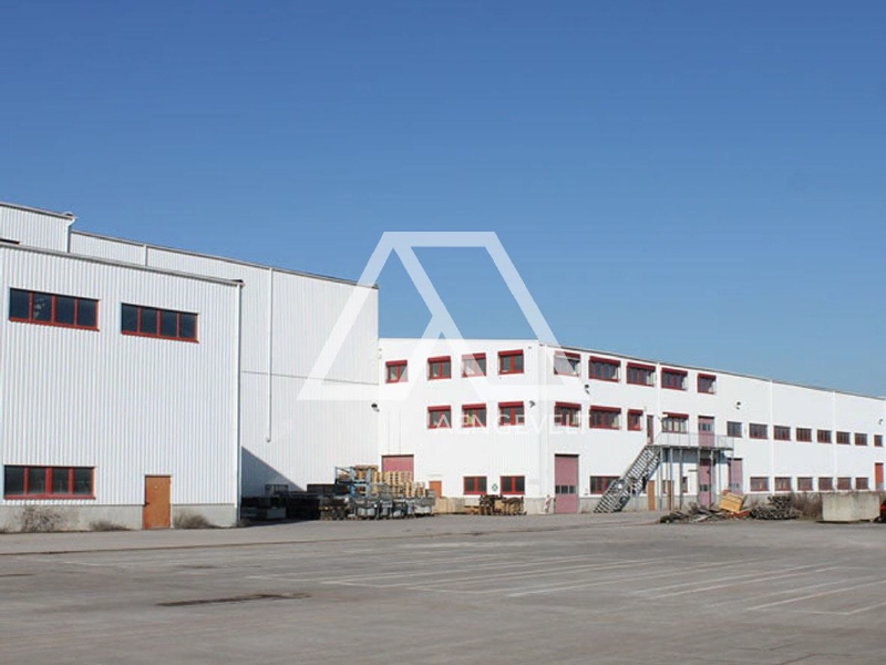 Industriehalle mit Freifläche