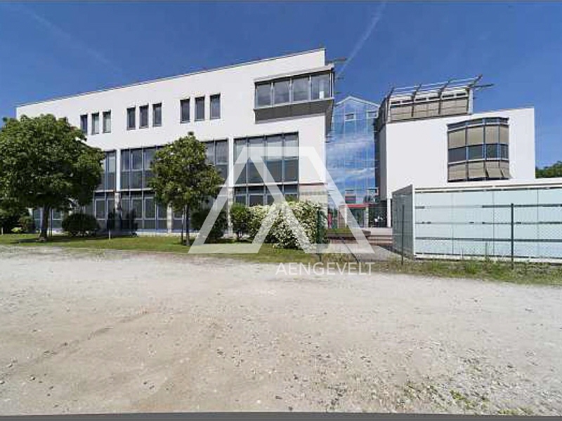 Modernes Bürogebäude mit Feldberg- und Skyline-Blick