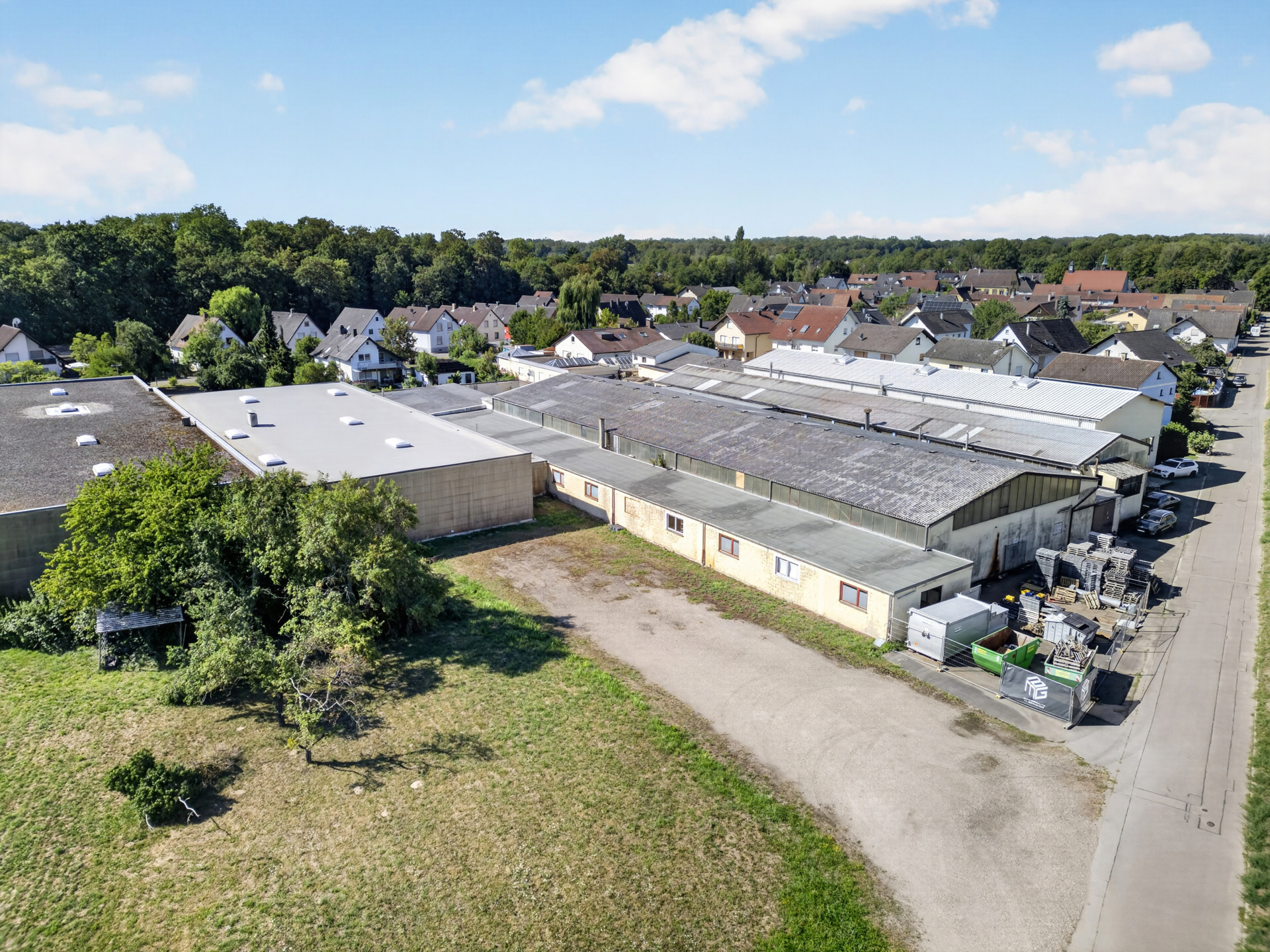 Gebäudeseite mit Zuweg