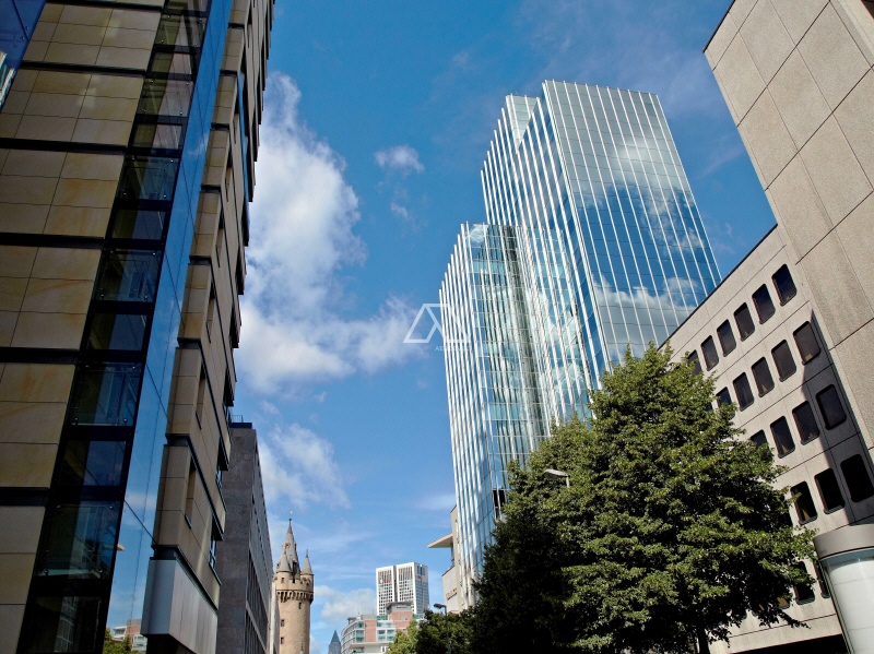 Modernes Hochhaus im Herzen der City