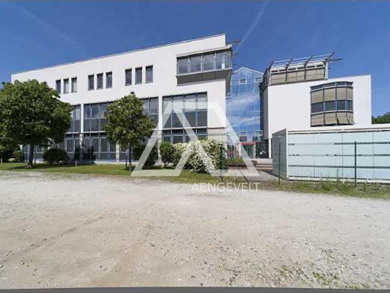 Modernes Bürogebäude mit Feldberg- und Skyline-Blick