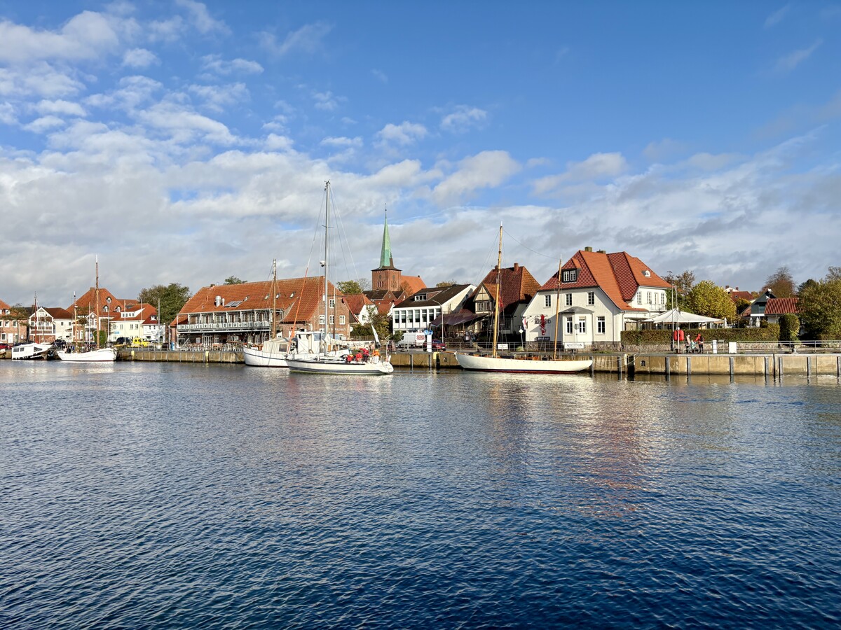 Benötigen Sie einen Bootsanleger mit eigener Ladenfläche? Dann kommen Sie ins Hospital Quartier. - Ausblick auf die Marina