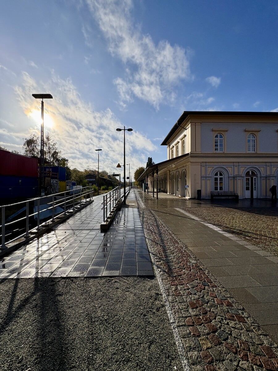 Benötigen Sie einen Bootsanleger mit eigener Ladenfläche? Dann kommen Sie ins Hospital Quartier. - Bahnhof Neustadt in Fußweite