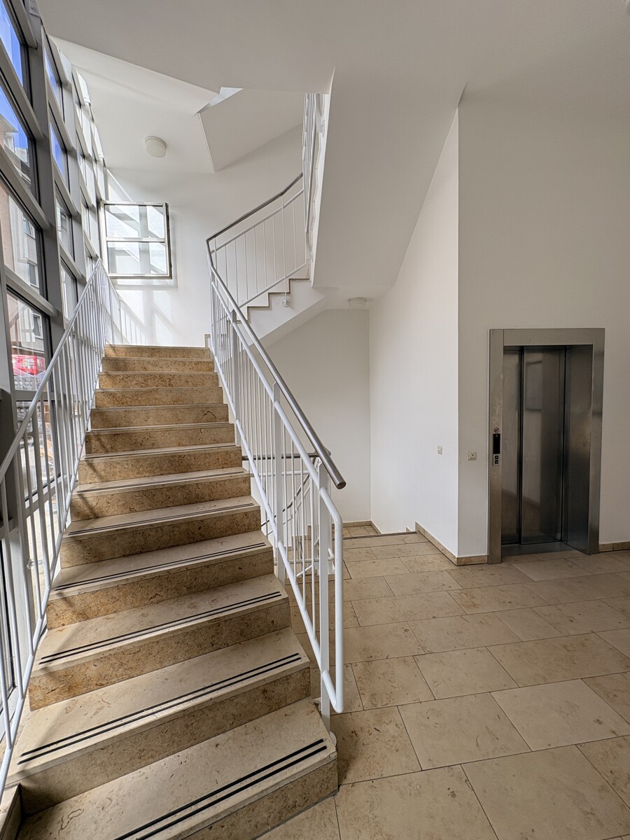 Büro- und Praxisflächen mitten im Portugiesenviertel
Courtagefreie Anmietung ist möglich! - Treppenhaus mit Fahrstuhl
